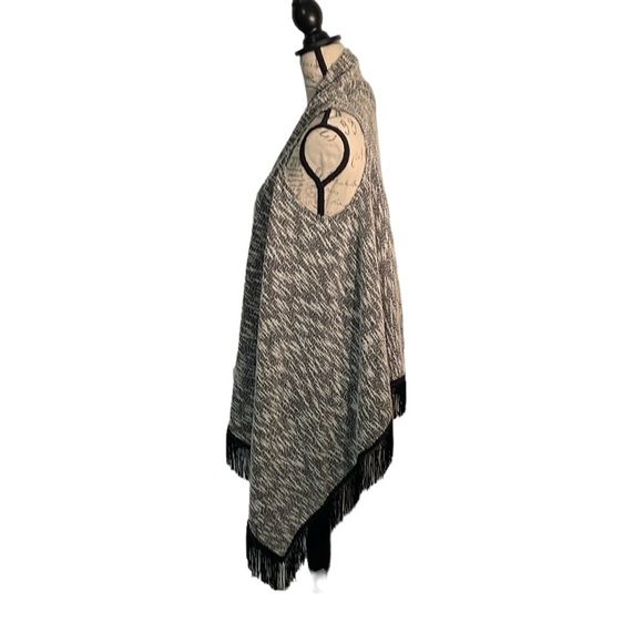 Jessica Simpson black and white mingled vest w/ fringe trim. Size XS - Picture 3 of 10